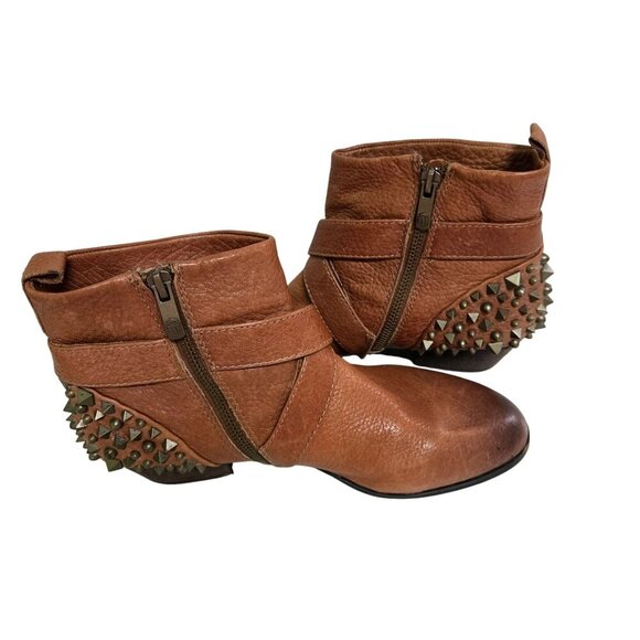 Vince Camuto Marcin Tan Pebbled Leather Studded Booties Western Heel Size 8B - Picture 6 of 7